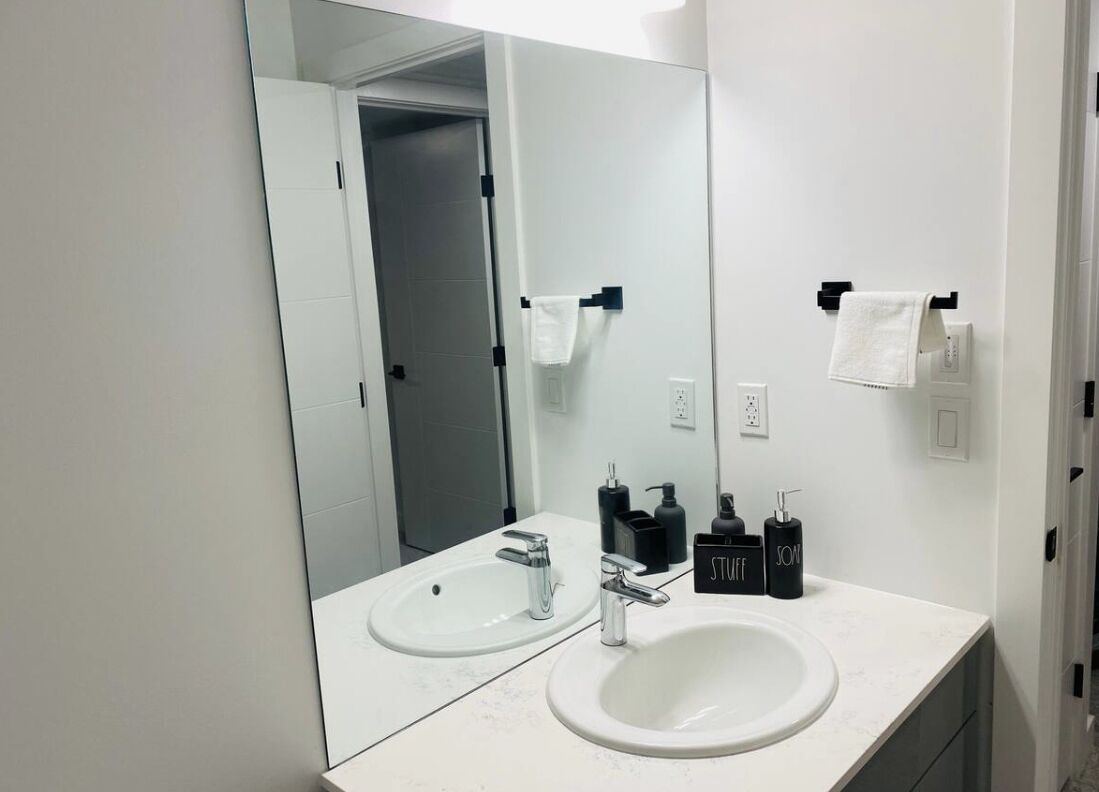 Luxury Private basement suit. Private entrance and Private parking