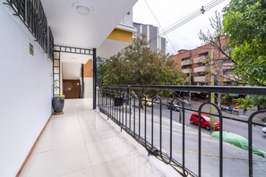 20 インチのテレビ (ケーブル放送視聴可)