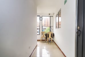 20-inch TV with cable channels - Hotel Midas (Medellín)