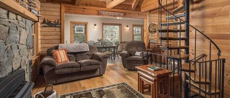 Una Smart TV, una chimenea, un reproductor de DVD, libros