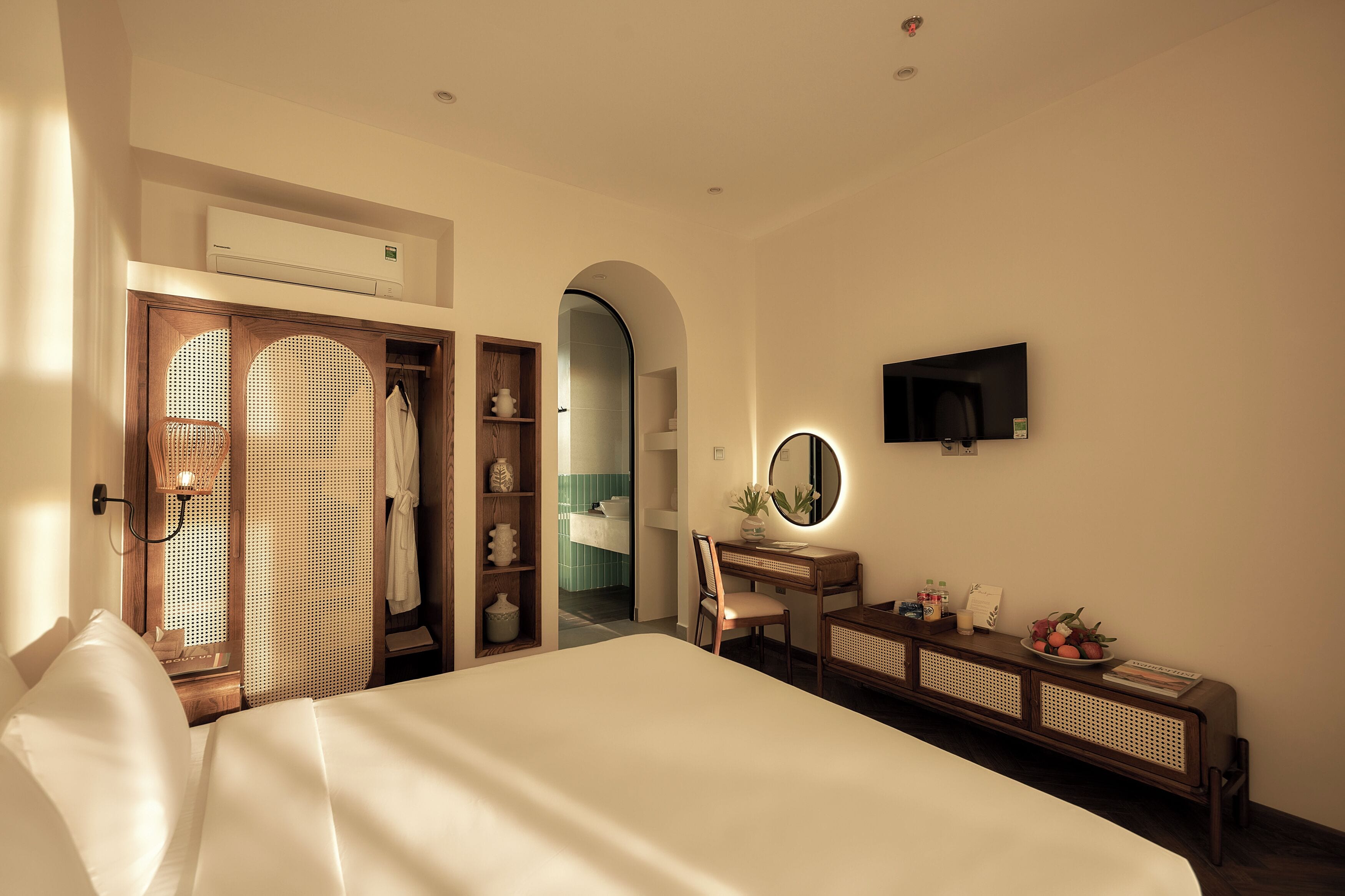 Down duvets, Select Comfort beds, desk, blackout curtains