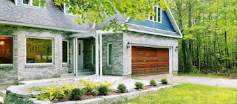 Lakeview Cottage with Private Swimming Pool