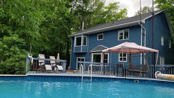 Een buitenzwembad, een verwarmd zwembad