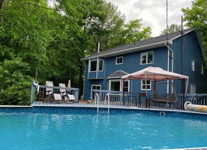 Utendørsbasseng og et oppvarmet basseng