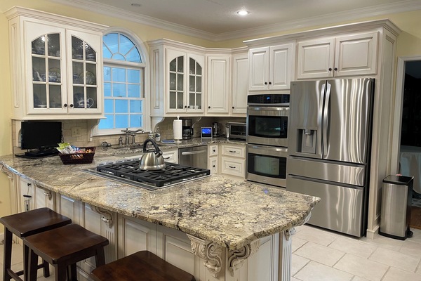 Frigorífico, microondas, horno y placa de cocina