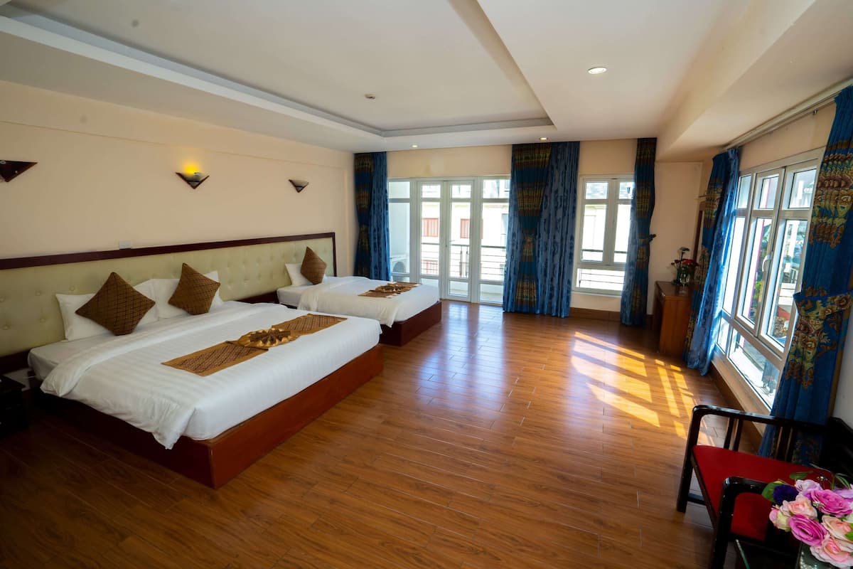Deluxe Triple Room | Desk, free WiFi