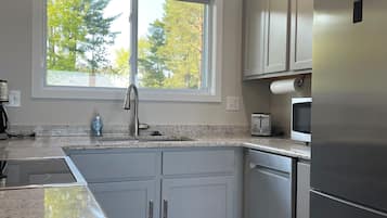 Een koelkast, een magnetron, een oven, een kookplaat