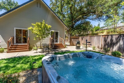 Glen Ellen Retreats Hot Tub Cottage