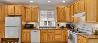 Glen Ellen Retreat #1 Hot Tub and King Beds