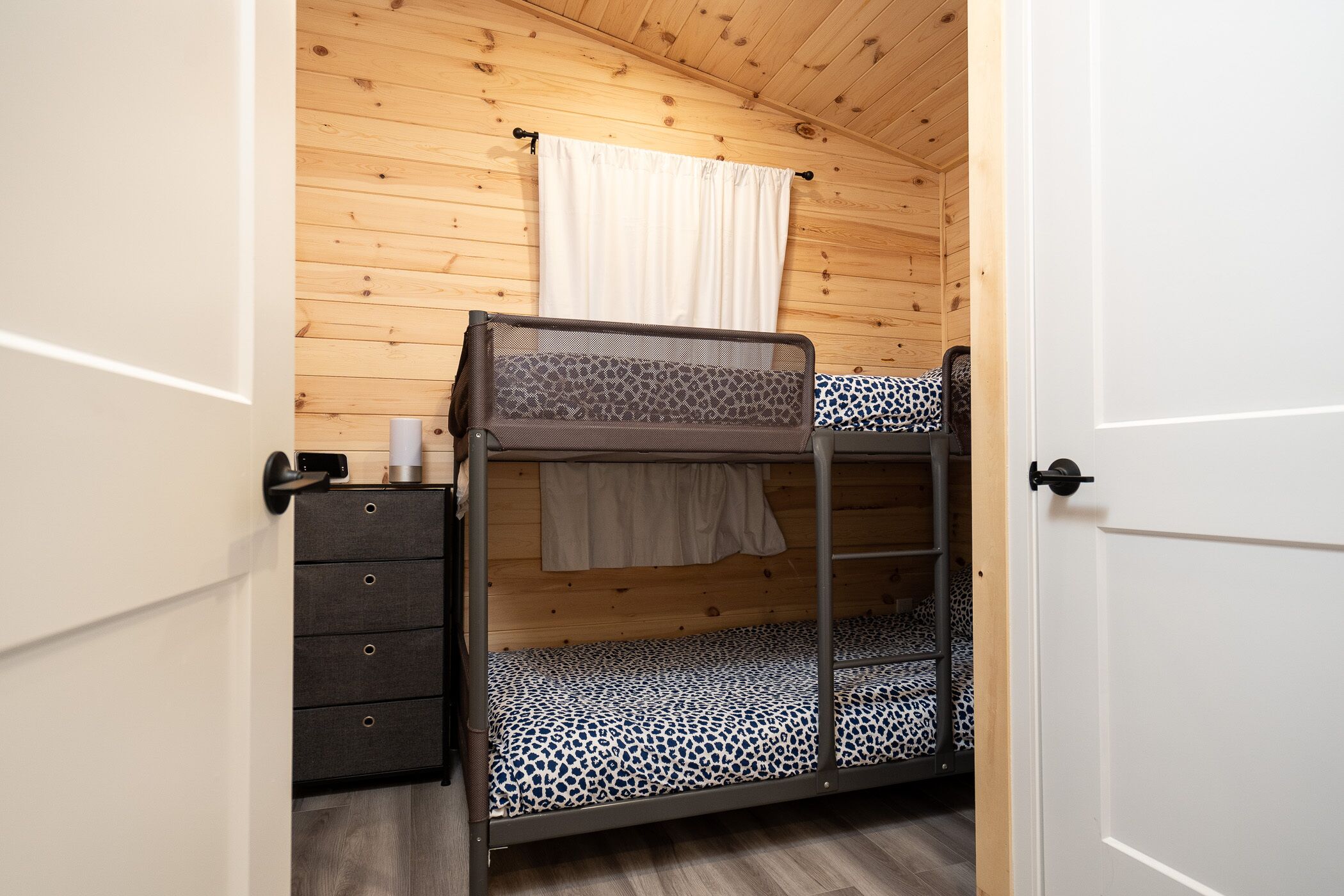 Lake Winnipeg All Season Cozy Cottage with Outdoor Cedar Sauna