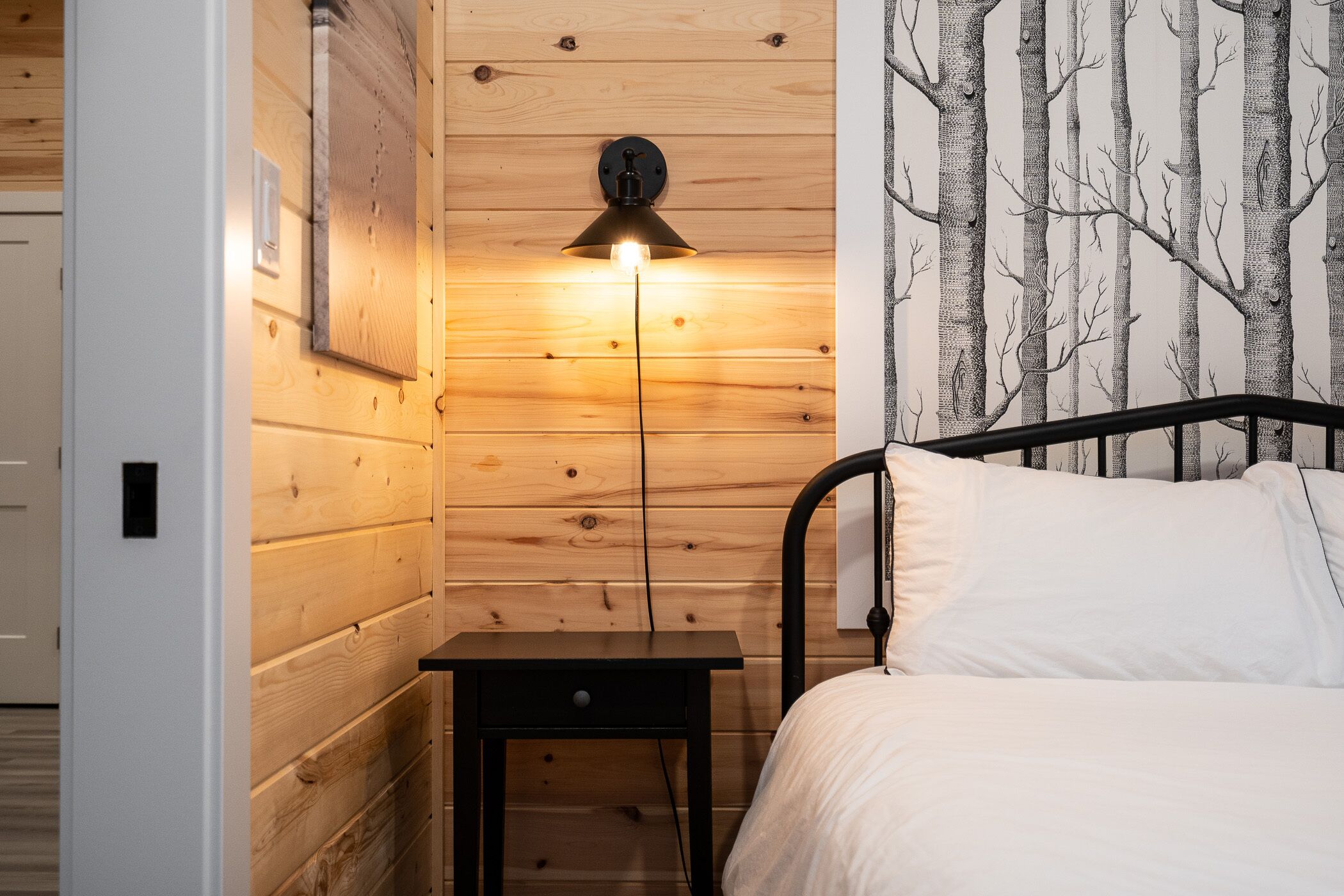 Lake Winnipeg All Season Cozy Cottage with Outdoor Cedar Sauna