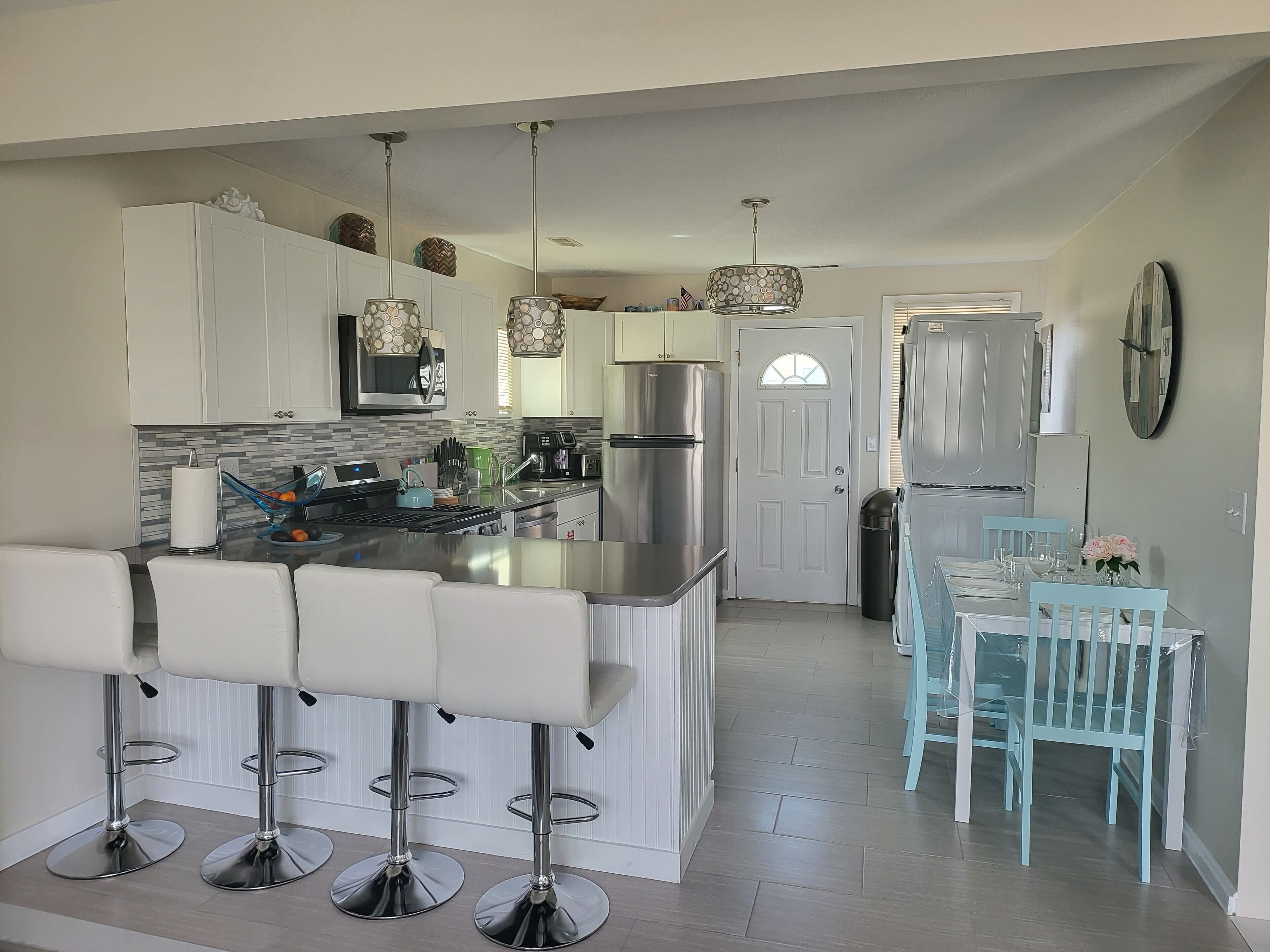 Refrigerador, microondas, horno y parrilla de estufa 