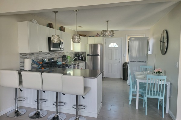 Frigorifero, microonde, forno, piano cottura