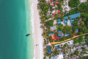 On the beach, white sand, kayaking - Mad Monkey Koh Rong (Koh Rong)