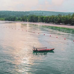Trên bãi biển, cát trắng, chèo thuyền kayak