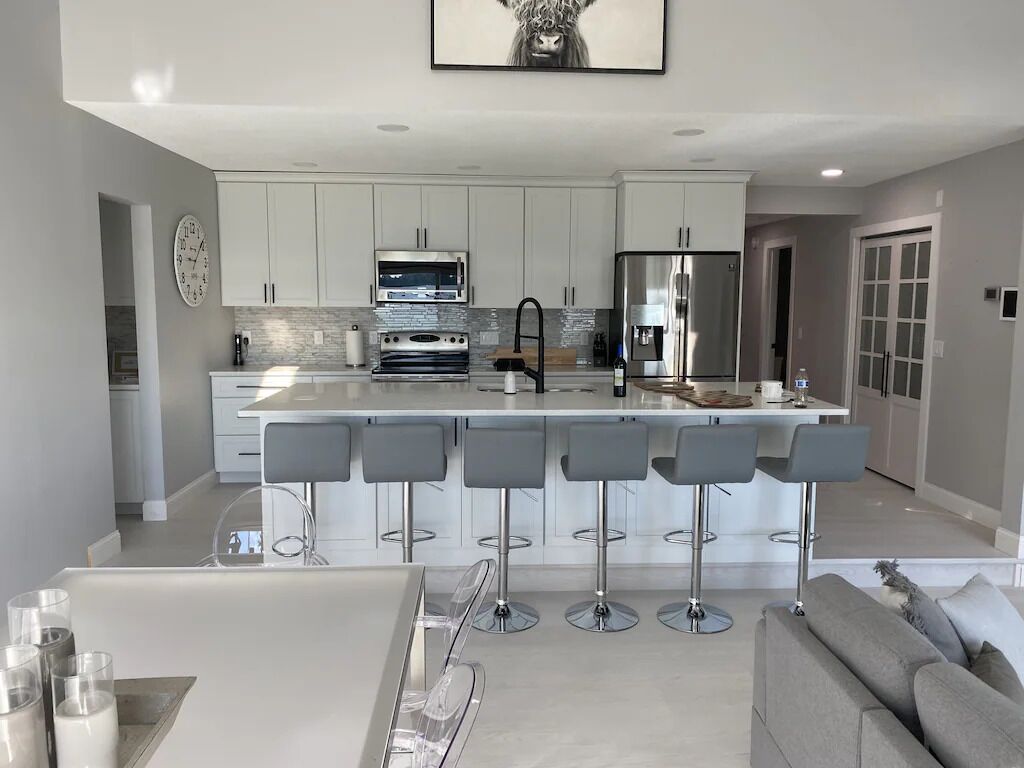 Gorgeous Level Lakefront Retreat