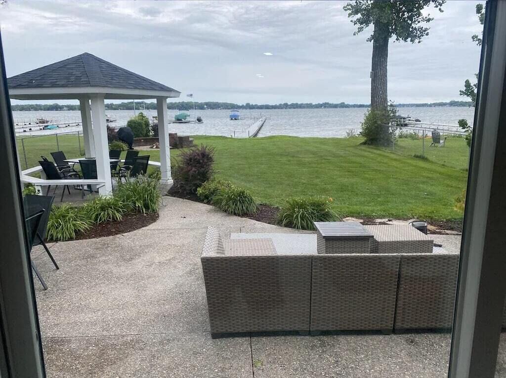 Gorgeous Level Lakefront Retreat