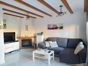 TV, fireplace - CASA DEL SOL in Els Poblets (Poblets (els))