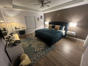 3 habitaciones, escritorio y tabla de planchar con plancha 