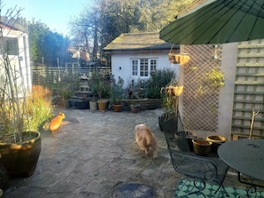 Terrace/patio - House - Sleeps 2, pet friendly & free parking (Hull)