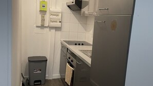 Kaffetrakter/tekoker, kjøleskap, ovn og kokeplater