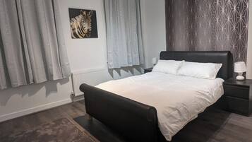 4 bedrooms, iron/ironing board, WiFi, bed sheets