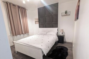 4 bedrooms, iron/ironing board, WiFi, bed sheets