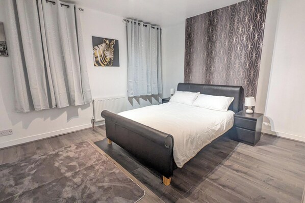 4 habitaciones, tabla de planchar con plancha, wifi y ropa de cama