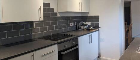 Frigorífico, microondas, horno y placa de cocina