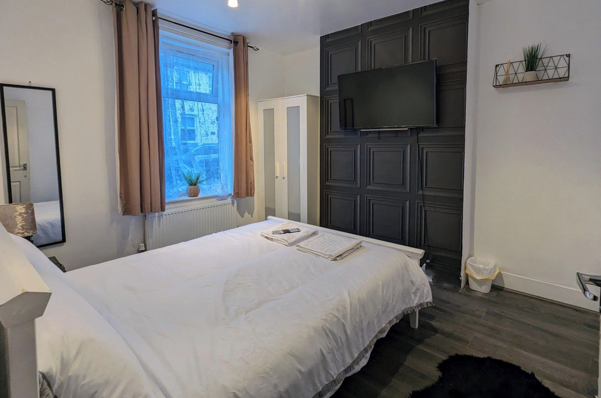 4 bedrooms, iron/ironing board, WiFi, bed sheets