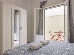 3 habitaciones, tabla de planchar con plancha, internet y ropa de cama 