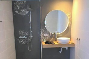 Douche, sèche-cheveux, serviettes fournies