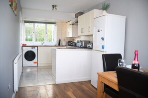 Fridge, microwave, oven, stovetop - Willenhall Oasis Retreat - Serene House Rental (Walsall)