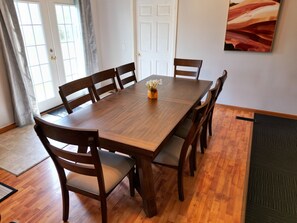 Dining - Spacious- SPIRE, GOTL, Wine Country, Beach (Geneva)