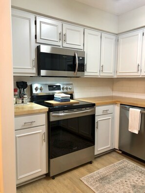 Private kitchen - Your Oasis in the Heart of Columbus: Brookwood Townhome for Rent (Columbus)