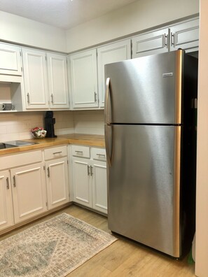 Private kitchen - Your Oasis in the Heart of Columbus: Brookwood Townhome for Rent (Columbus)
