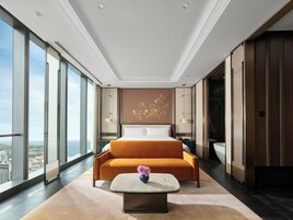 Ropa de cama de alta calidad, cubrecamas, minibar y escritorio 