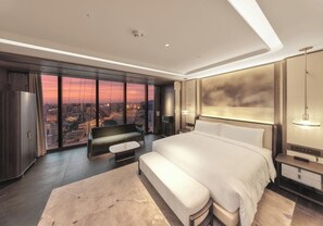 Habitación Deluxe, 1 cama de matrimonio grande, vistas a la ciudad | Ropa de cama de alta calidad, edredones de plumas, minibar
