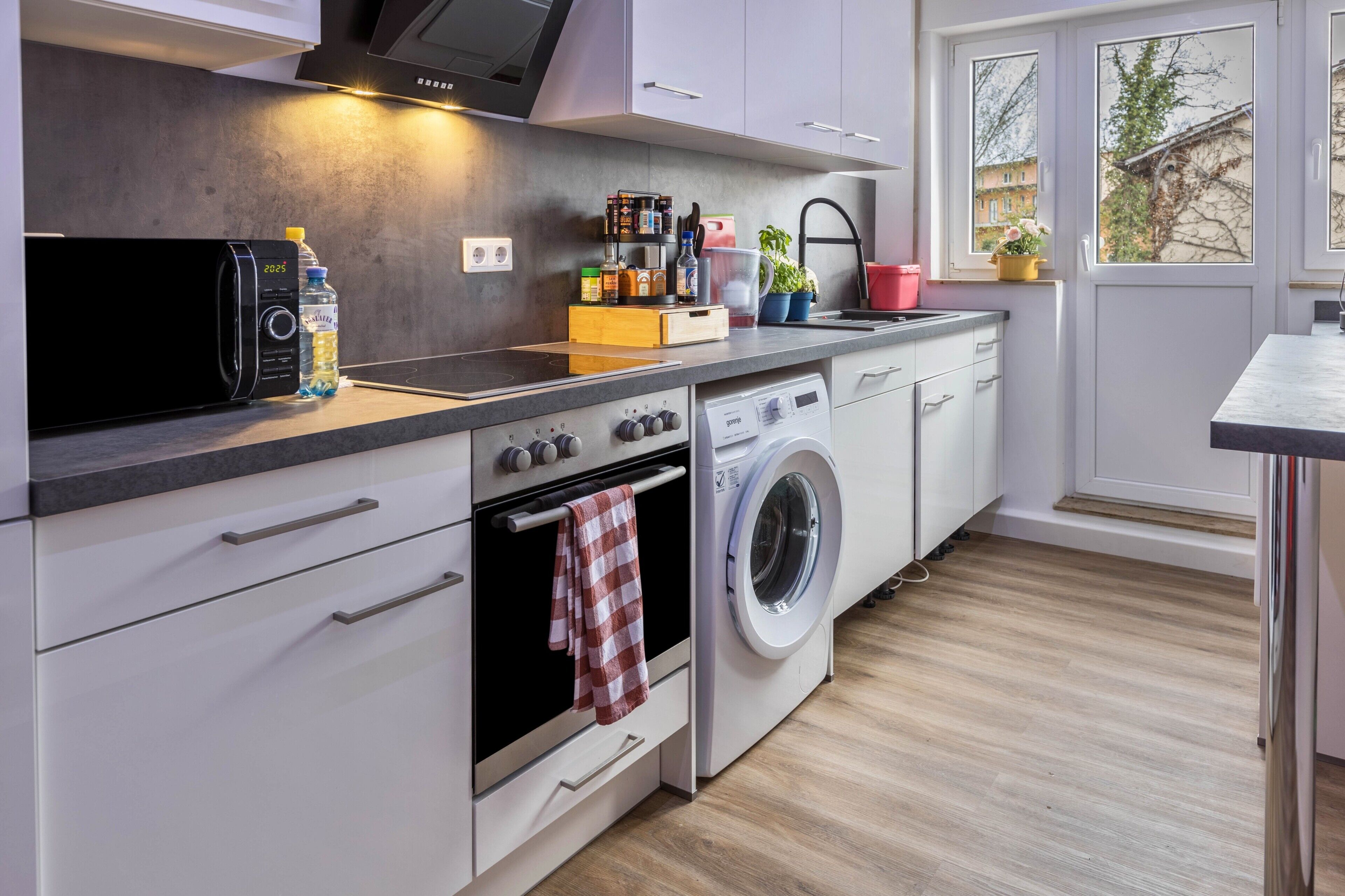 Kühlschrank, Mikrowelle, Ofen, Herdplatte