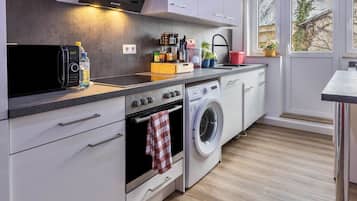 Kühlschrank, Mikrowelle, Ofen, Herdplatte