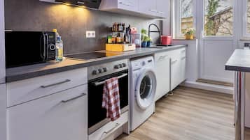 Kühlschrank, Mikrowelle, Ofen, Herdplatte
