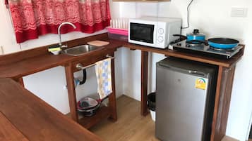 Studio Panoramique, vue plage, en bord de plage | Cuisine privée | Réfrigérateur, micro-ondes, plaque de cuisson, bouilloire électrique