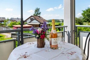 Outdoor dining - Apartment 'Relaxen Am Illmensee' with Balcony and Wi-Fi (Illmensee)