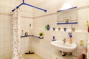 Douche, articles de toilette gratuits, sèche-cheveux