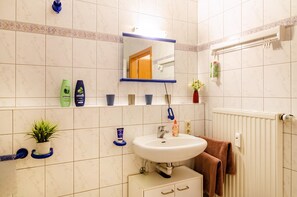 Shower, hair dryer, towels - Apartment 'Relaxen Am Illmensee' with Balcony and Wi-Fi (Illmensee)