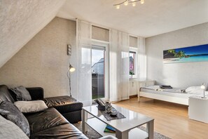 TV, DVD player, stereo - Apartment 'Münsterland Stadtlohn' with Balcony and Wi-Fi (Stadtlohn)