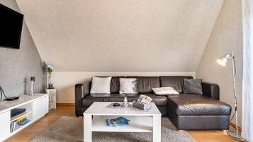 Een televisie, een dvd-speler en een stereo