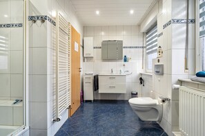 Een bad, gratis toiletartikelen, een haardroger, handdoeken