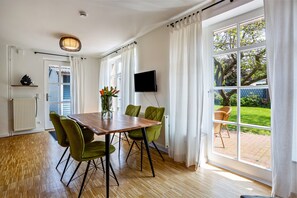 Dining - Holiday Home 'Altes Fischerhaus Döse' with Private Garden and Wi-Fi (Cuxhaven)