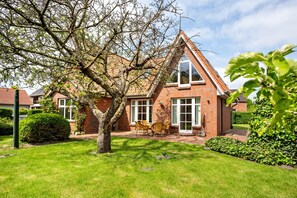 Exterior - Holiday Home 'Altes Fischerhaus Döse' with Private Garden and Wi-Fi (Cuxhaven)